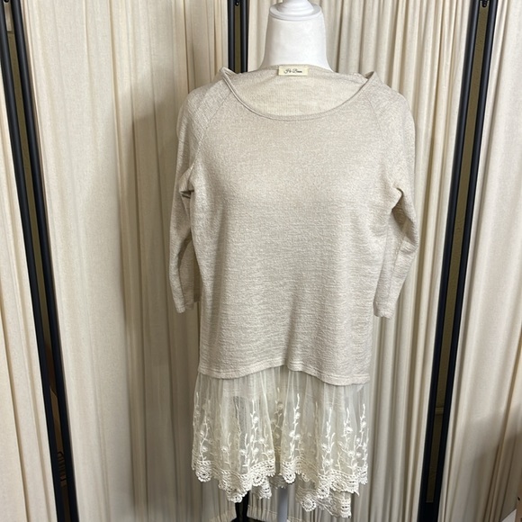 EUC- HI- BEAM CREAM LACE AND EMBROIDERED BLOUSE S-M - Picture 9 of 11